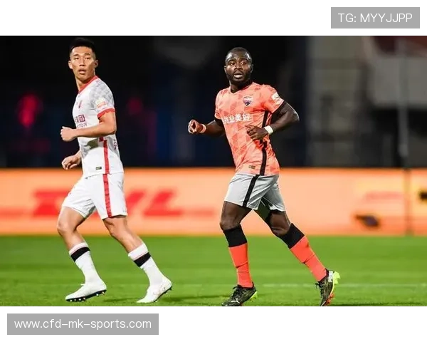 后防线临时重组堪忧，教练正在紧急补强名单