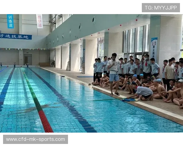 游泳馆加强青少年课程的安全检查与教师考核制度，学校游泳课开展情况